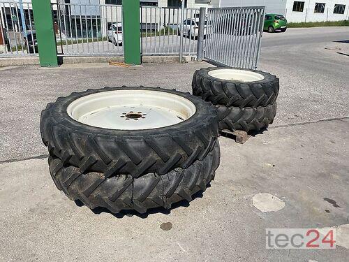 New Holland 300/85r42 Und 280/85 R 28 anno di costruzione 2011 Zwettl