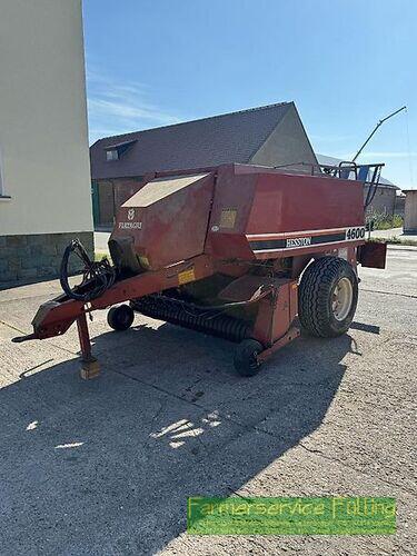 Hesston 4600 Quaderballenpresse mit Ballensammelwagen, Paketpreis