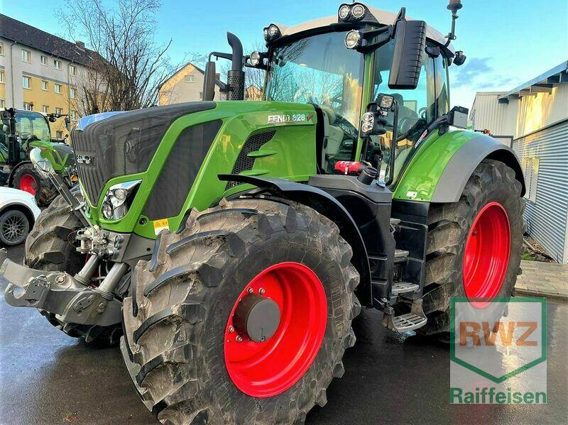 Tractors: Fendt 828 Vario S4